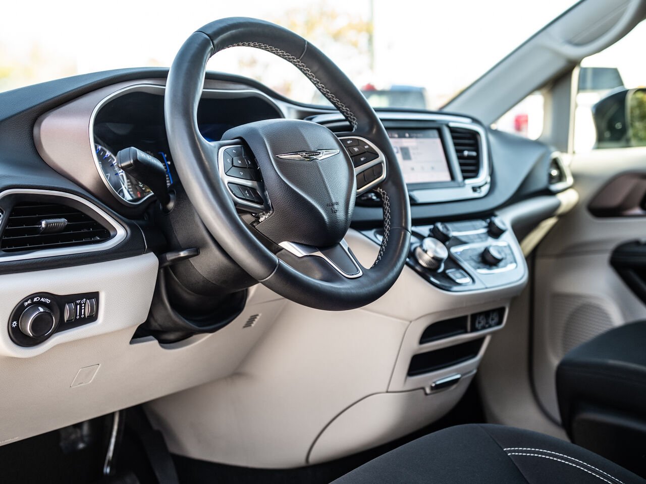 Chrysler Grand Caravan 2023 Argent Sainte-Julienne - photo #16