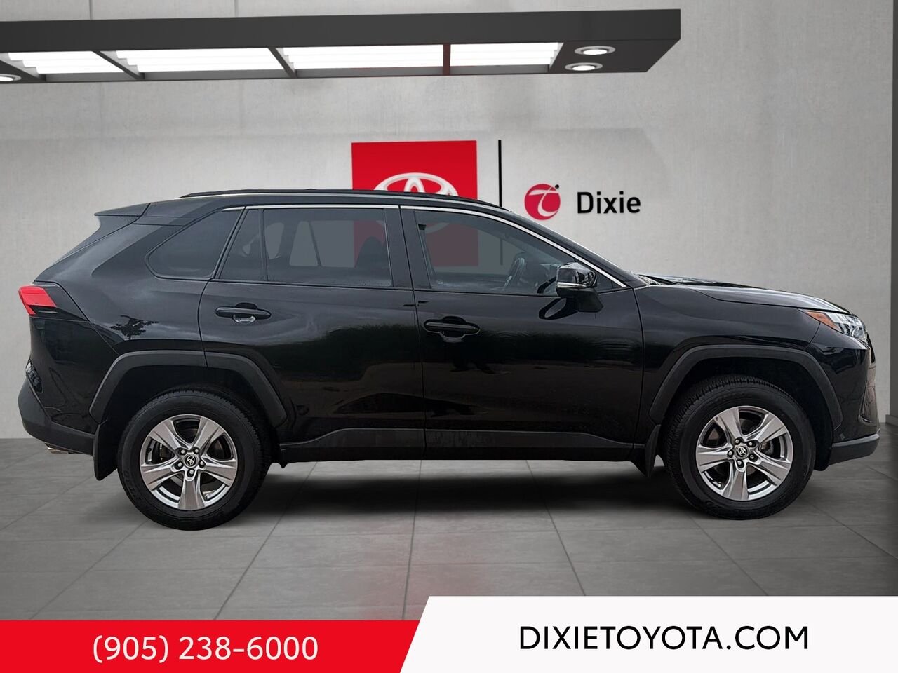2025 Toyota RAV4 XLE AWD / CLEAN CARFAX / HEATED SEATS / MOONROOF / ALLOY WHEELS / CARPLAY AND ANDROID AUTO Black Mississauga - photo #2