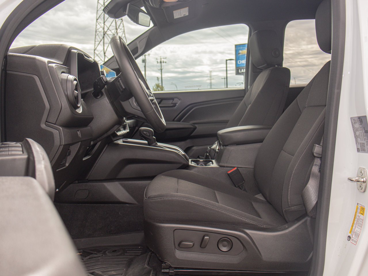 2023 Chevrolet Colorado 4WD Crew Cab Trail Boss White Sherwood Park - photo #17