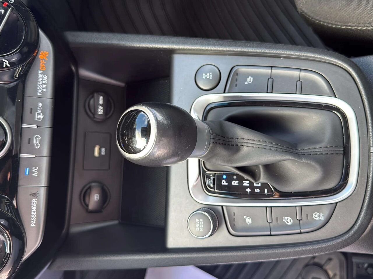 Hyundai Kona 2.0L Preferred TI 2023 Gris Gatineau - photo #19