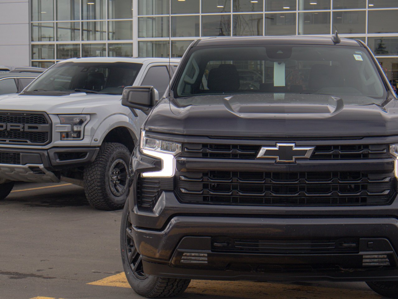 2024 Chevrolet Silverado 1500 4WD Crew Cab 147 RST Grey Sherwood Park - photo #4