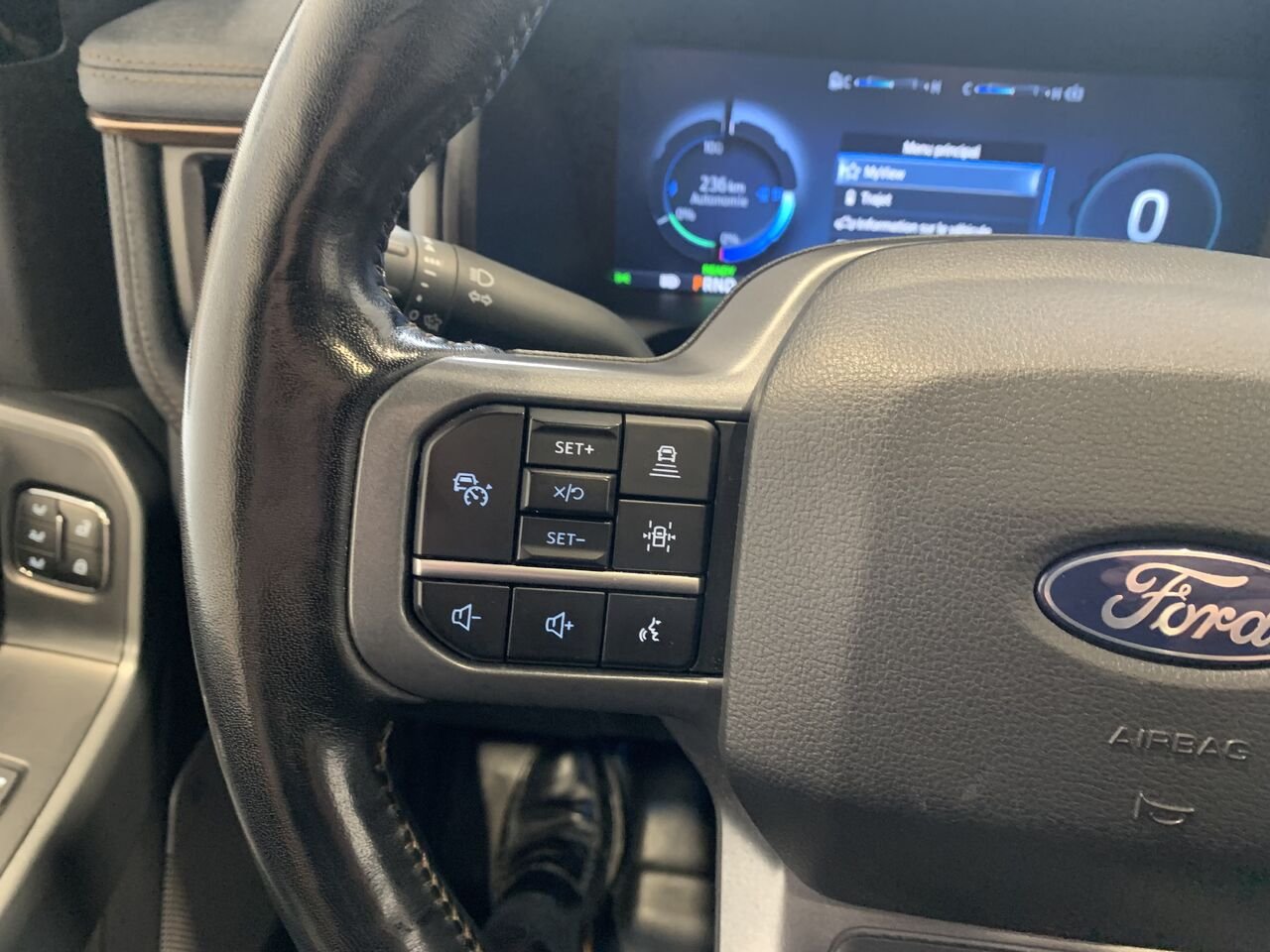 2024 Ford F-150 Lightning LARIAT Black Saint-Eustache - photo #30