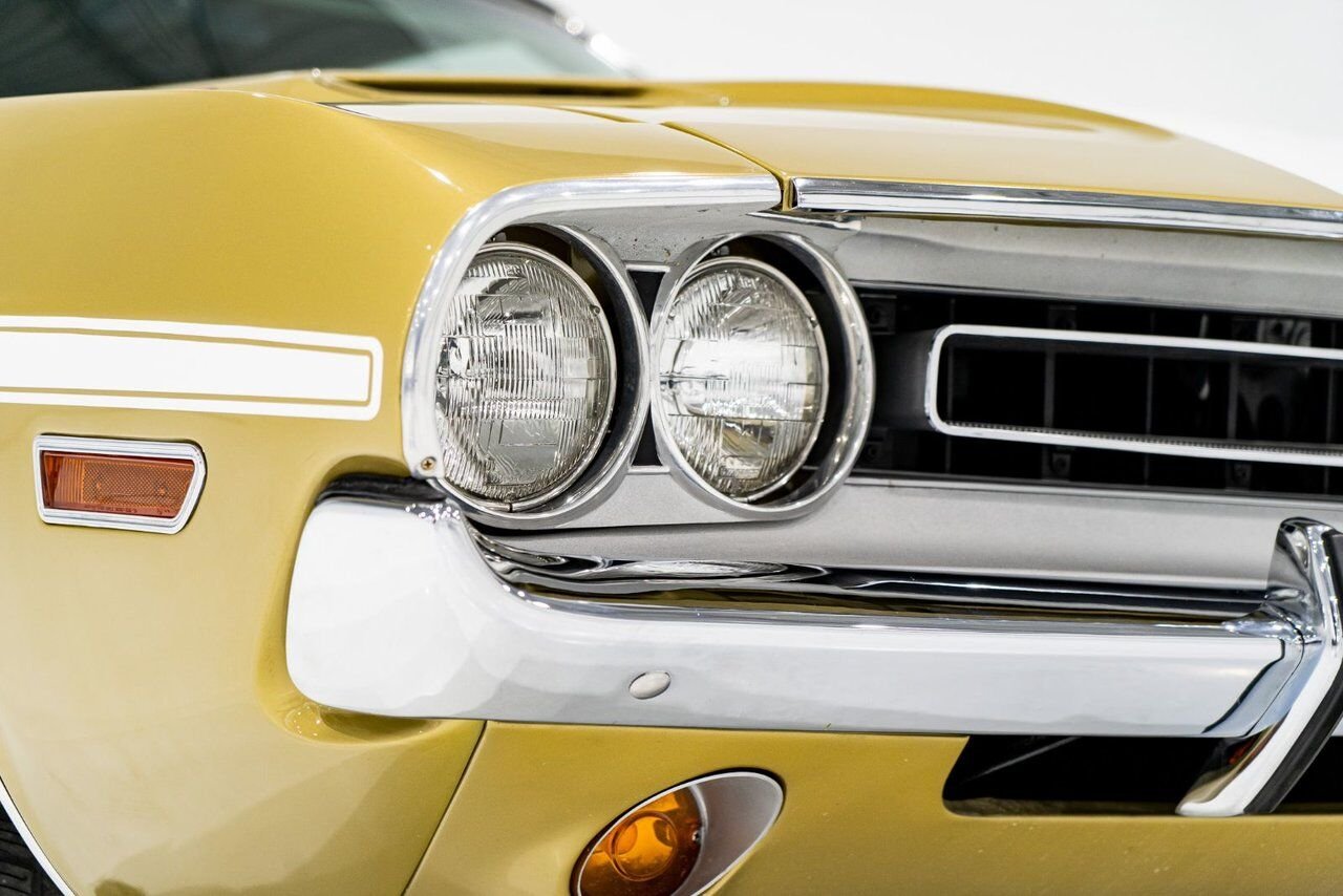 1971 Dodge Challenger *PRIX EN USD* Convertible Fully restored to desirable specifications Gold Montreal - photo #3