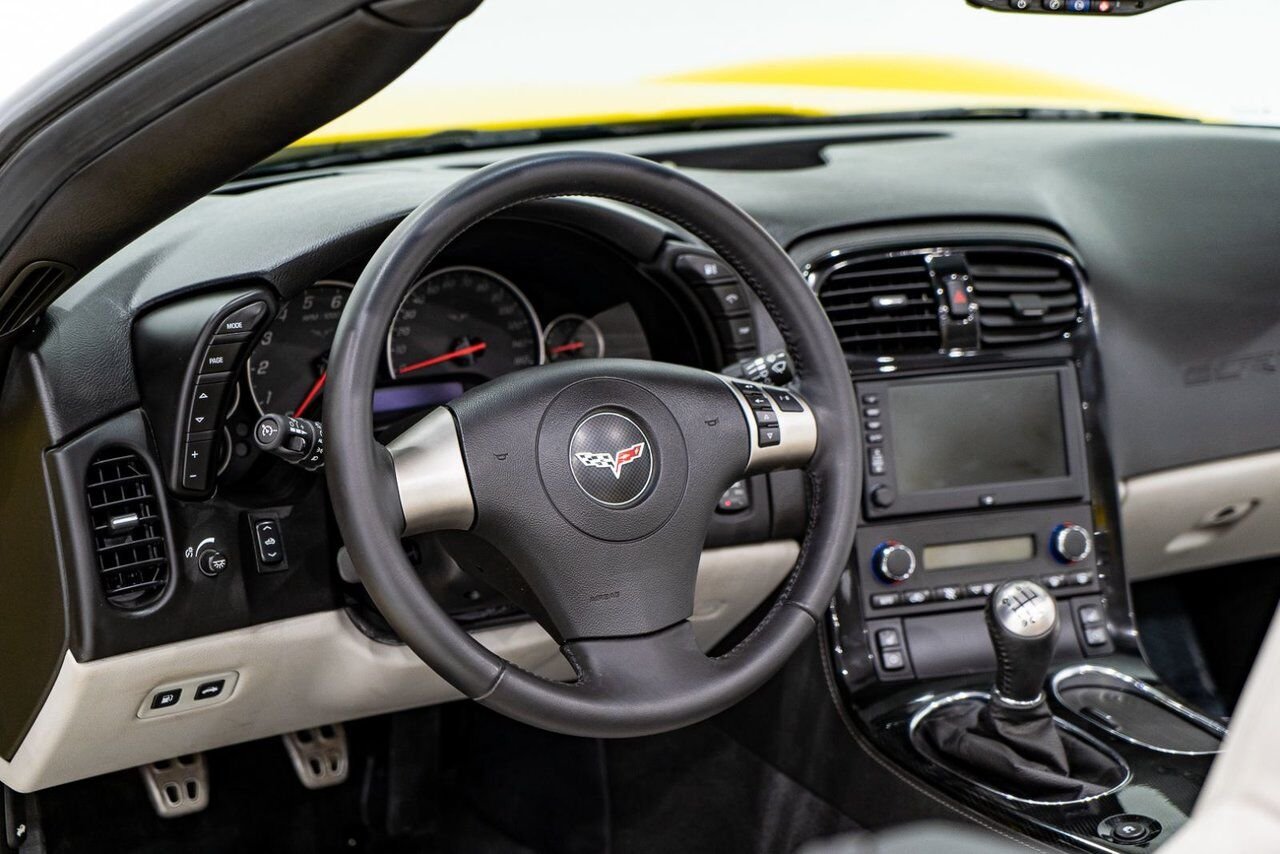 Chevrolet Corvette PRIX EN USD | With Only 900km (563mi) From New With Window Sticker 2008 Jaune Montréal - photo #8