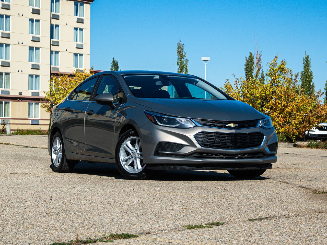 2017 Chevrolet Cruze 4dr Sdn 1.4L LT w/1SD gray Sherwood Park - photo #1