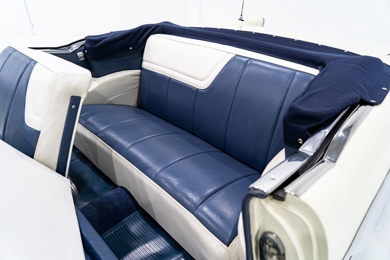 Pontiac Bonneville *PRICE IN USD* Fuel injected 347/315HP 1 of 630 produced 1957 Blanc Montréal - photo #12