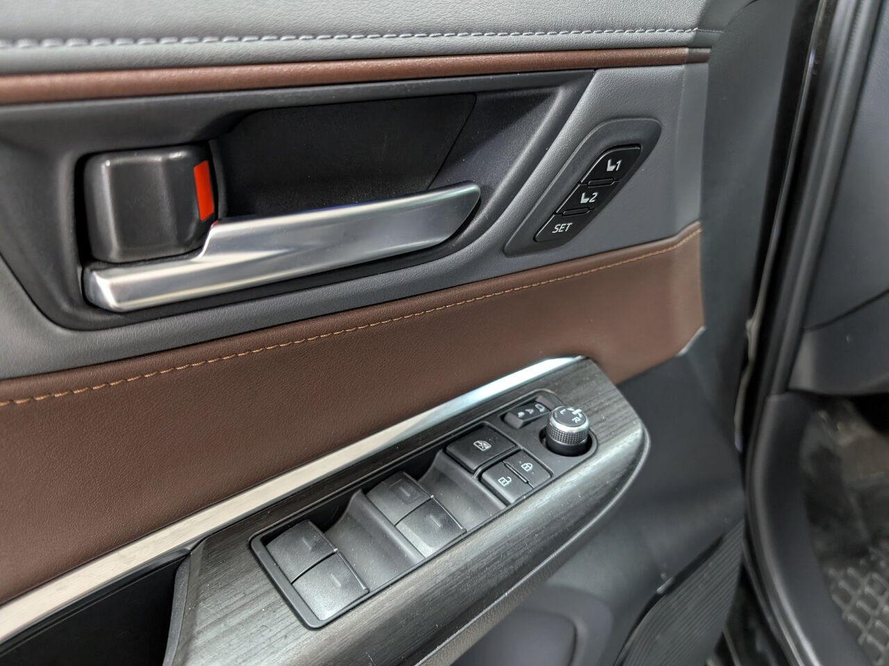 Toyota Venza Hybride LIMITED/AWD/SIÈGES CHAUFFANTS/TOIT PANORAMIQUE FIXE/VOLANT CHAUFFANT/BLUETOOTH/AC BIZONE 2023 Noir céleste Sherbrooke - photo #10