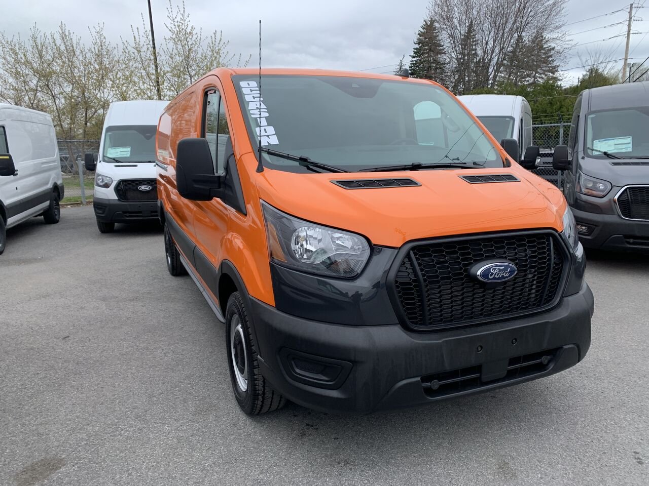 Ford Transit fourgon utilitaire T150, CARGO, 148 WB, TOIT BAS 2025 Orange Châteauguay - photo #1