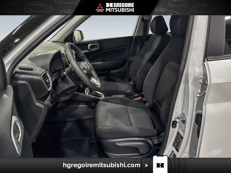 2025 Hyundai Venue White Laval - photo #13
