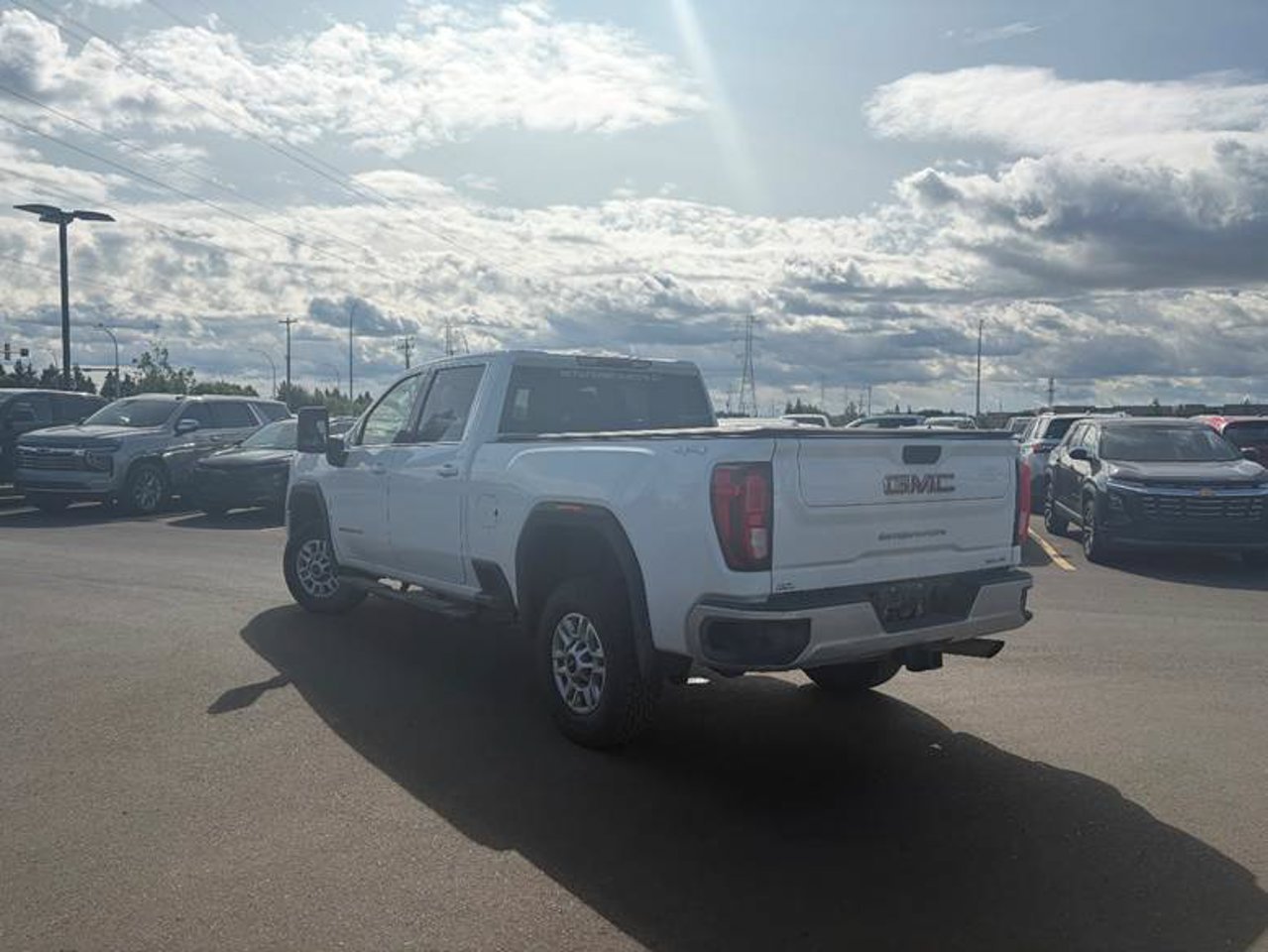 2023 GMC Sierra 2500HD 4WD Crew Cab 159 SLE White Sherwood Park - photo #3