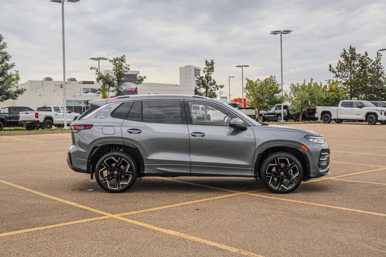 2026 Volkswagen Tiguan Highline Turbo R-Line 4MOTION Grey Sherwood Park - photo #9