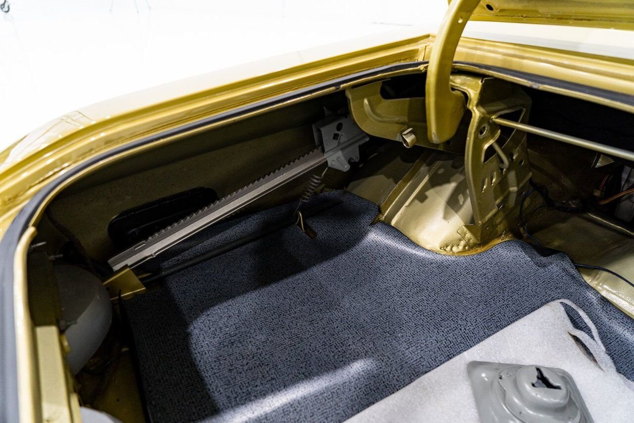 1971 Dodge Challenger *PRIX EN USD* Convertible Fully restored to desirable specifications Gold Montreal - photo #24