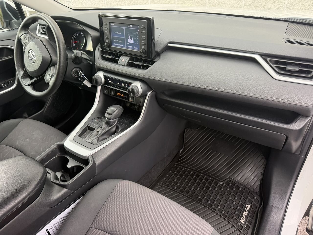 Toyota RAV4 LE 2019 Blanc Laval - photo #15