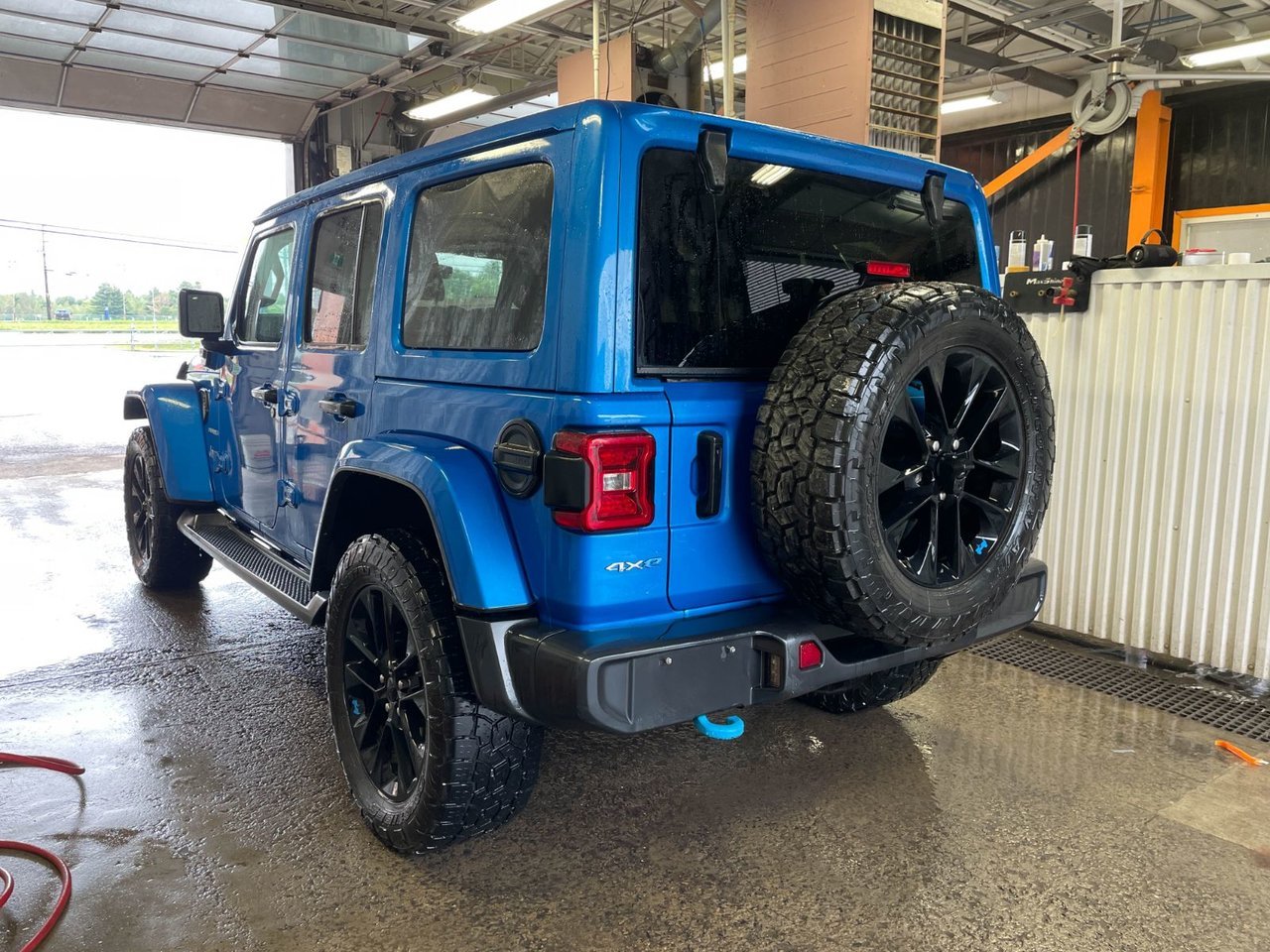 Jeep Wrangler 4xe SAHARA 4X4 *NAV* CUIR SIÈGES /VOLANT CHAUF CARPLAY 2022 Bleu Saint-Jérôme - photo #5