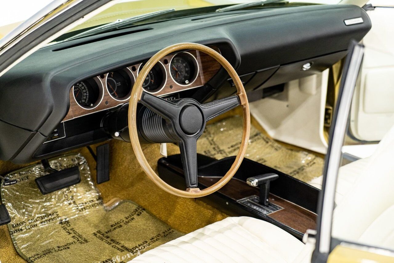 1971 Dodge Challenger *PRIX EN USD* Convertible Fully restored to desirable specifications Gold Montreal - photo #84