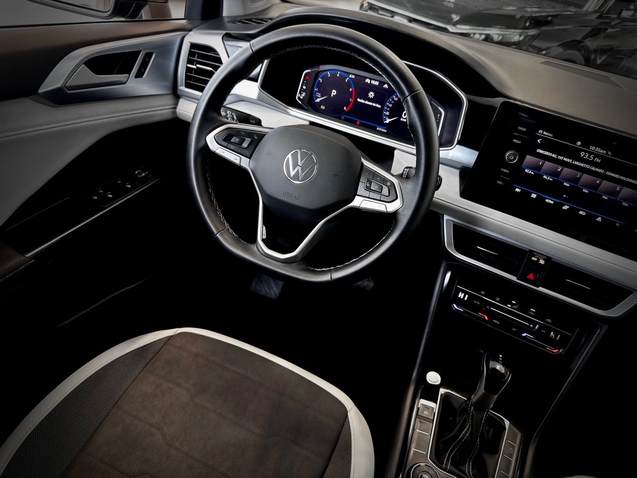 2025 Volkswagen Taos Silver Notre-Dame-des-Prairies - photo #18