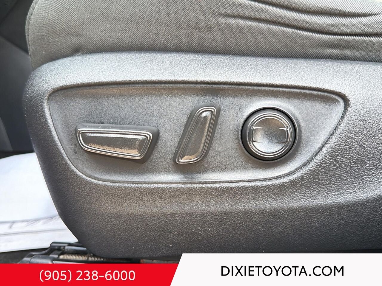 2024 Toyota RAV4 XLE AWD / CLEAN CARFAX / HEATED SEATS / MOONROOF / BACKUP CAMERA White Mississauga - photo #9