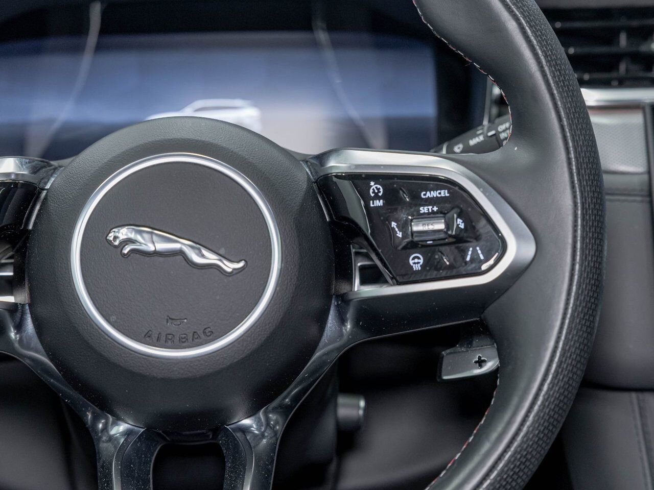 2025 Jaguar F-PACE P575 SVR EDITION AWD V8 *TOIT* NAV SIÈGES VENTIL Black Saint-Jérôme - photo #15