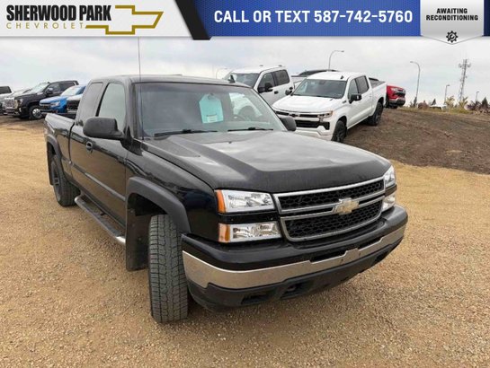 2006 Chevrolet Silverado 1500 Base Ext Cab 5.3L | Running Boards Black
