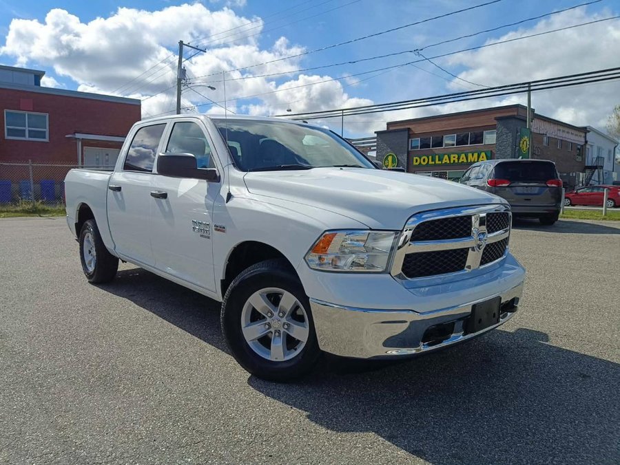 2023 RAM 1500 Classic SLT cabine d'équipe 4x4 caisse de 5 pi 7 po White