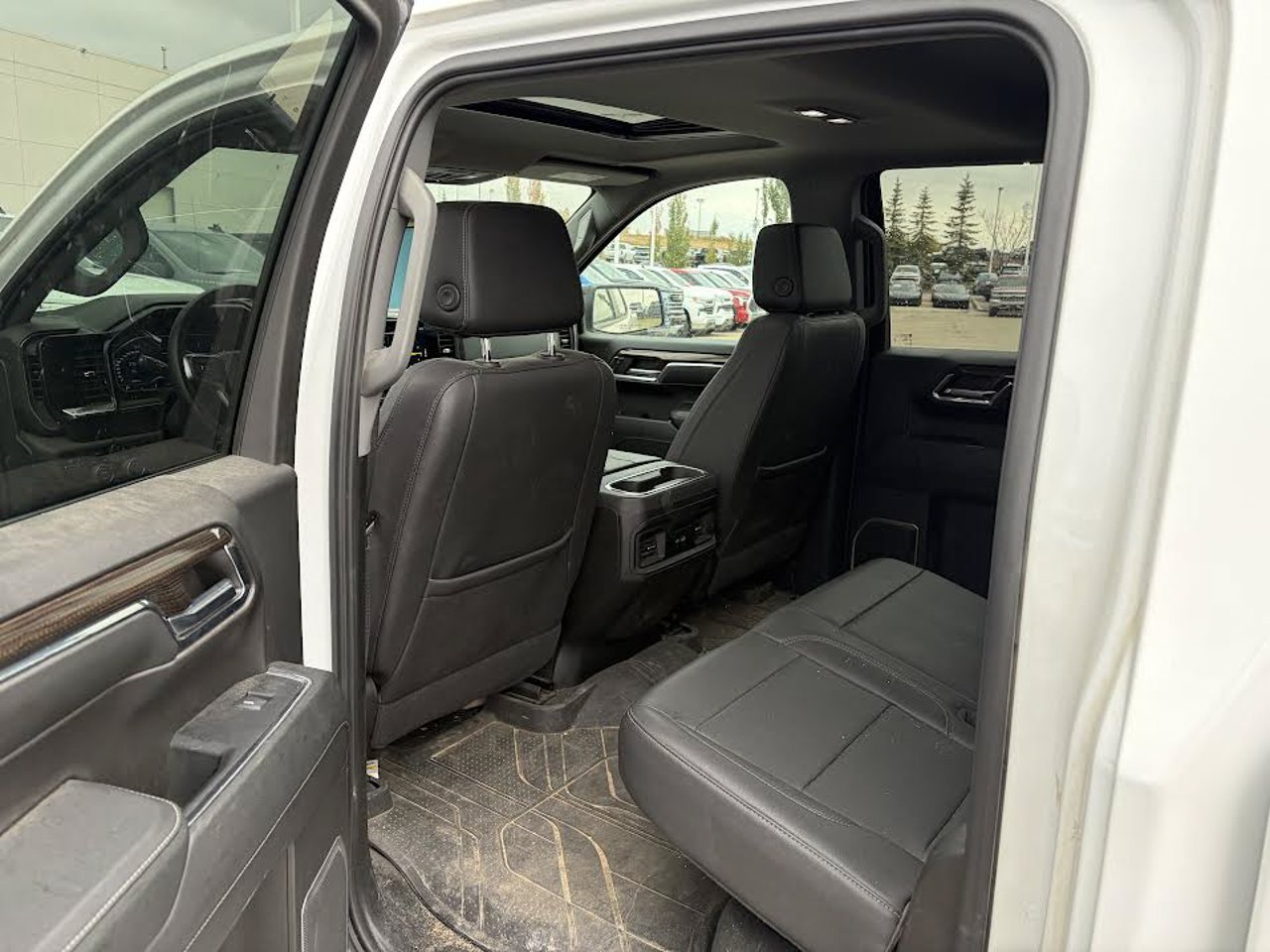 2024 Chevrolet Silverado 1500 4WD Crew Cab 147 RST White Sherwood Park - photo #6