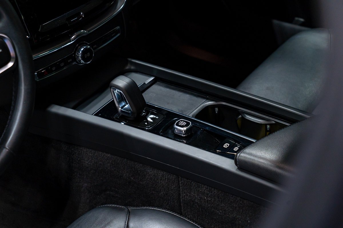 2022 Volvo XC60 B5 MOMENTUM HARMAN KARDON Grey Montreal - photo #10
