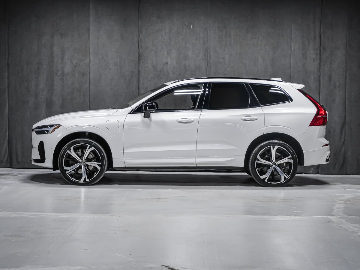 2023 Volvo XC60 Recharge T8 ULTIMATE DARK White Montreal - photo #2