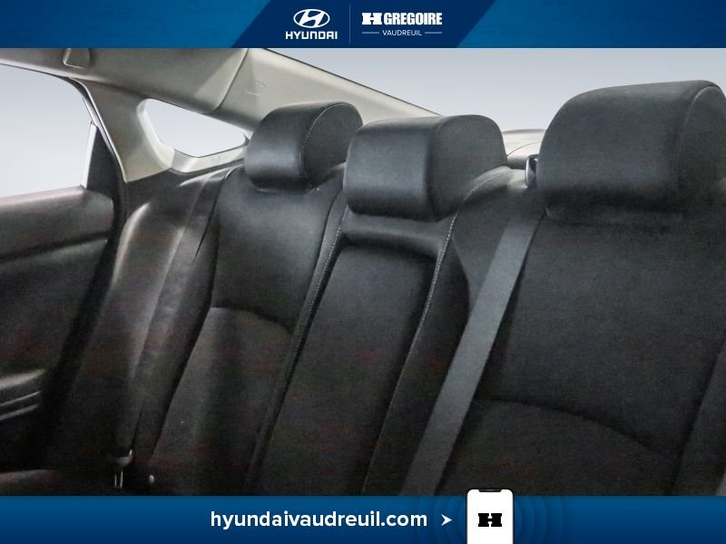 2019 Honda Civic White Laval - photo #18