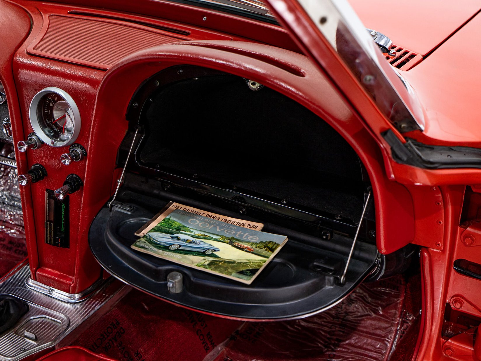Chevrolet Corvette Split window matching# 327 Factory A/C | PRICE IN USD 1963 Rouge Montréal - photo #11