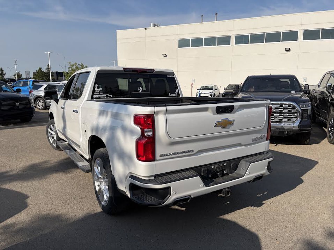 2024 Chevrolet Silverado 1500 4WD Crew Cab 147 High Country White Sherwood Park - photo #3