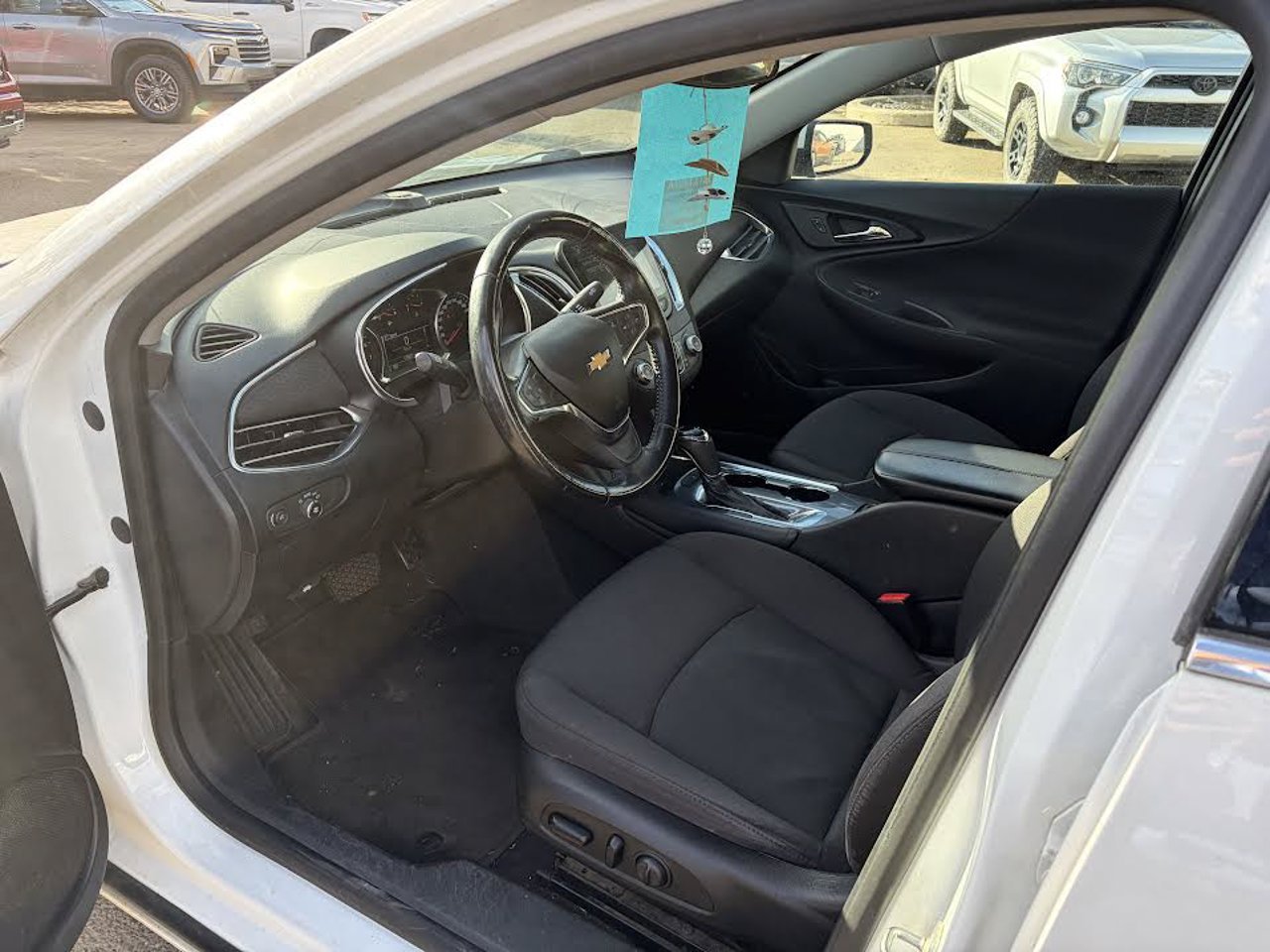 2018 Chevrolet Malibu 4dr Sdn LT w/1LT White Sherwood Park - photo #6