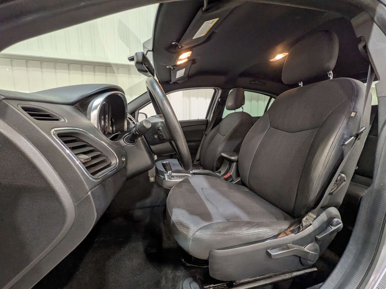 2013 Chrysler 200 4dr Sdn LX Silver Val-David - photo #1