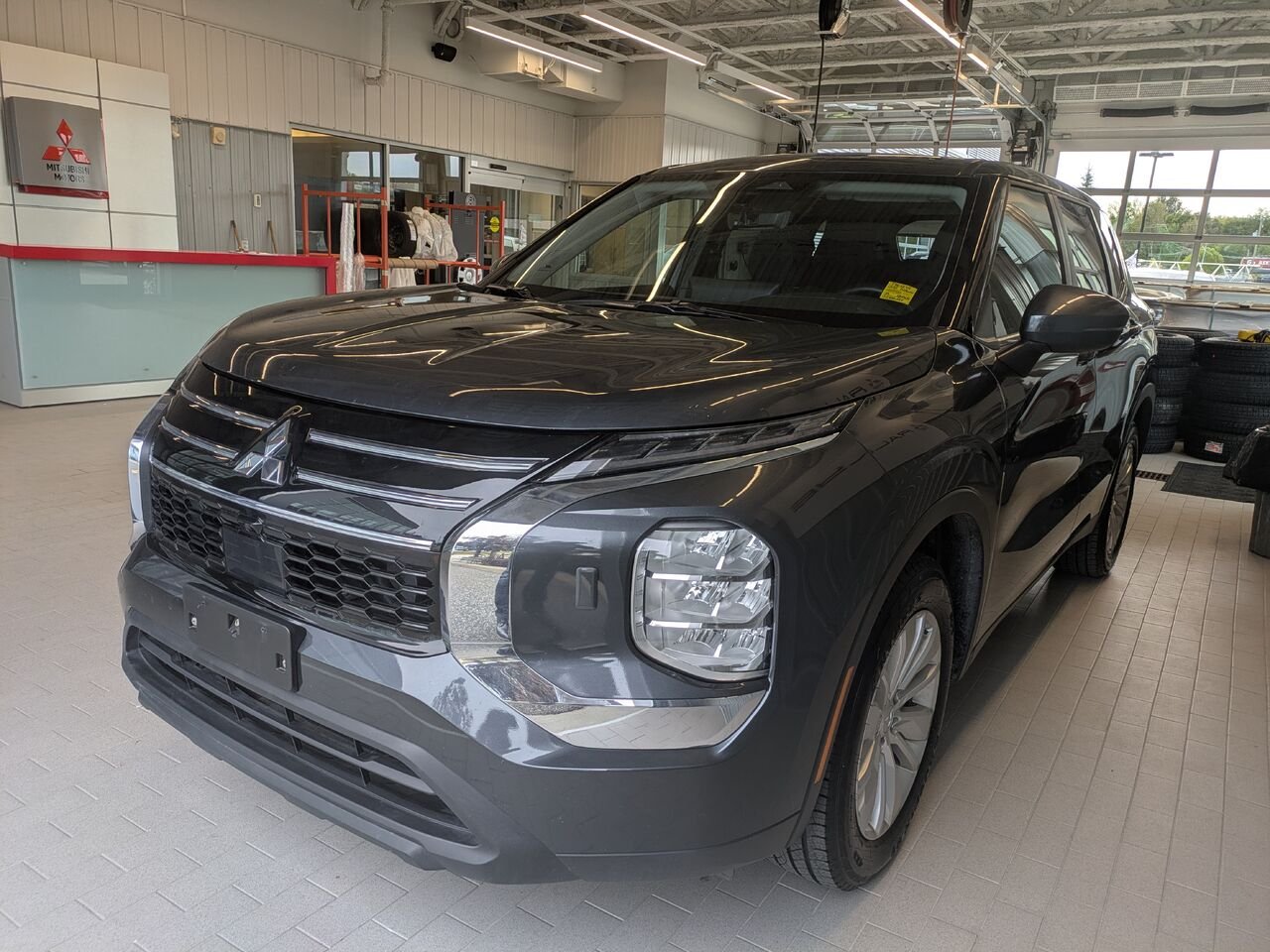 2025 Mitsubishi Outlander Grey Gatineau - photo #1
