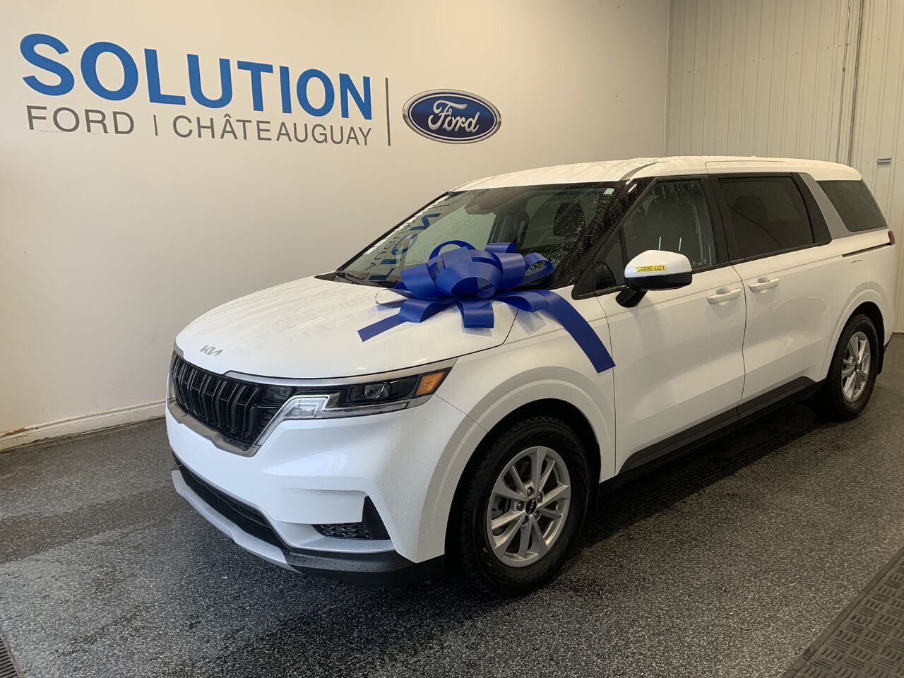 White 2024 Kia Carnival Minivan Front-Wheel Drive Automatic