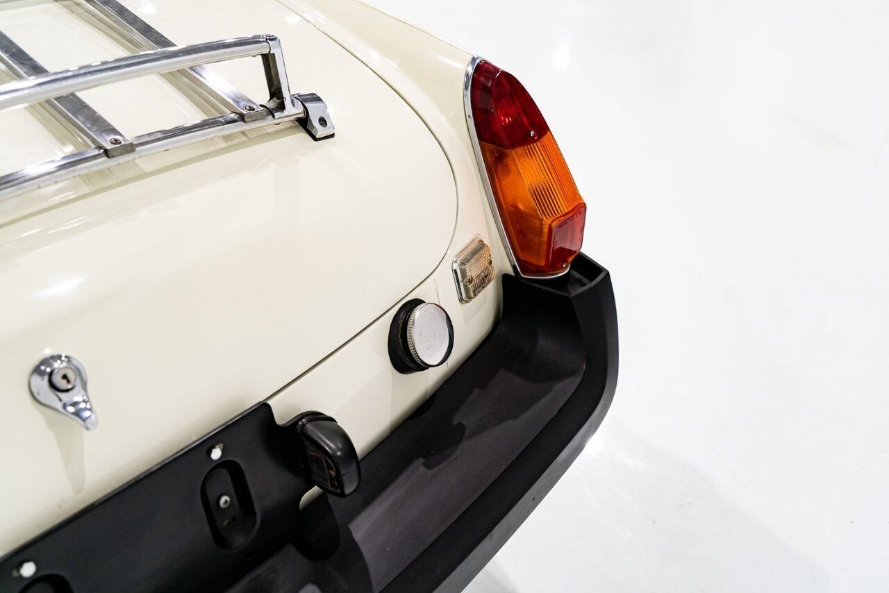 MG B Beautifully presented from former complete restoration 1979 Blanc Montréal - photo #5