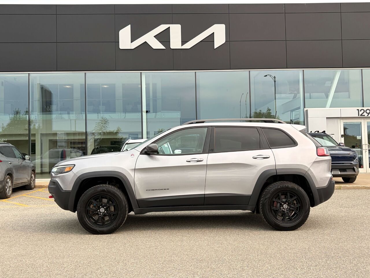 2020 Jeep Cherokee Grey Gatineau - photo #2