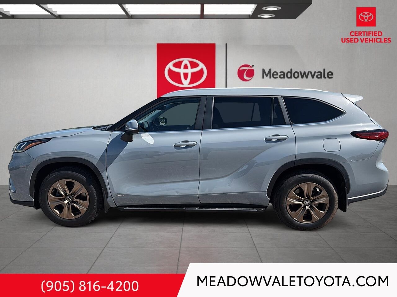 2023 Toyota HIGHLANDER New tires, Satin Bronze 18" Wheels, Running Boards, 2nd Row Captain Chairs Cement Mississauga - photo #5