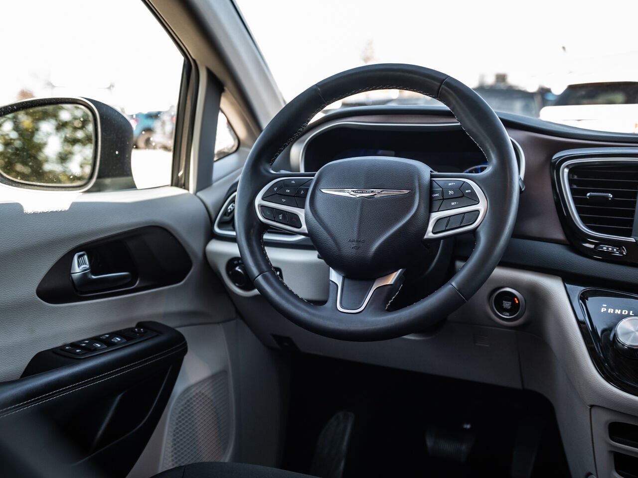Chrysler Grand Caravan 2023 Argent Sainte-Julienne - photo #28