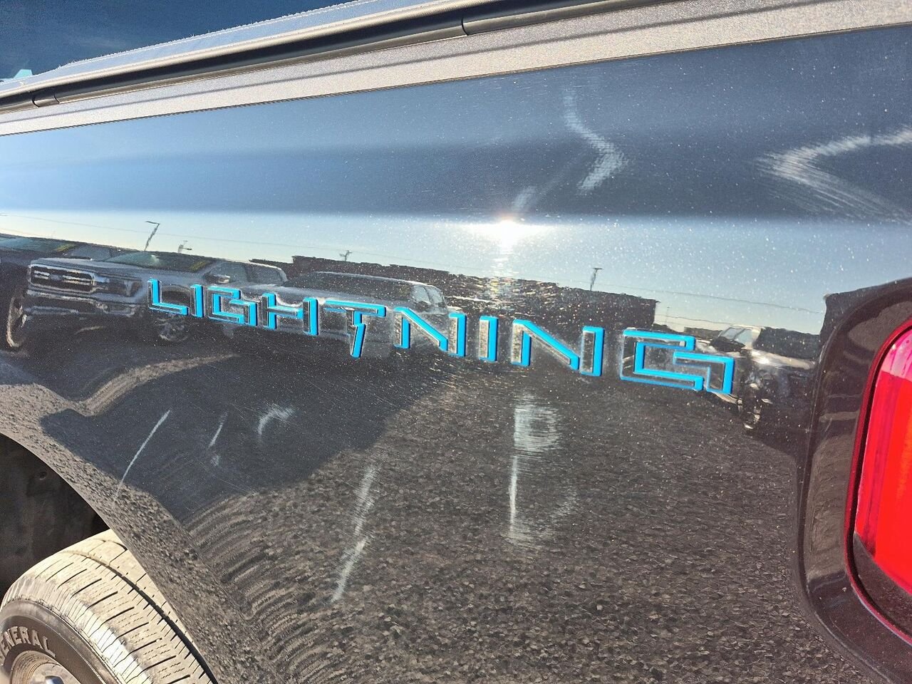 2023 Ford F-150 Lightning Black Saint-Jérôme - photo #7