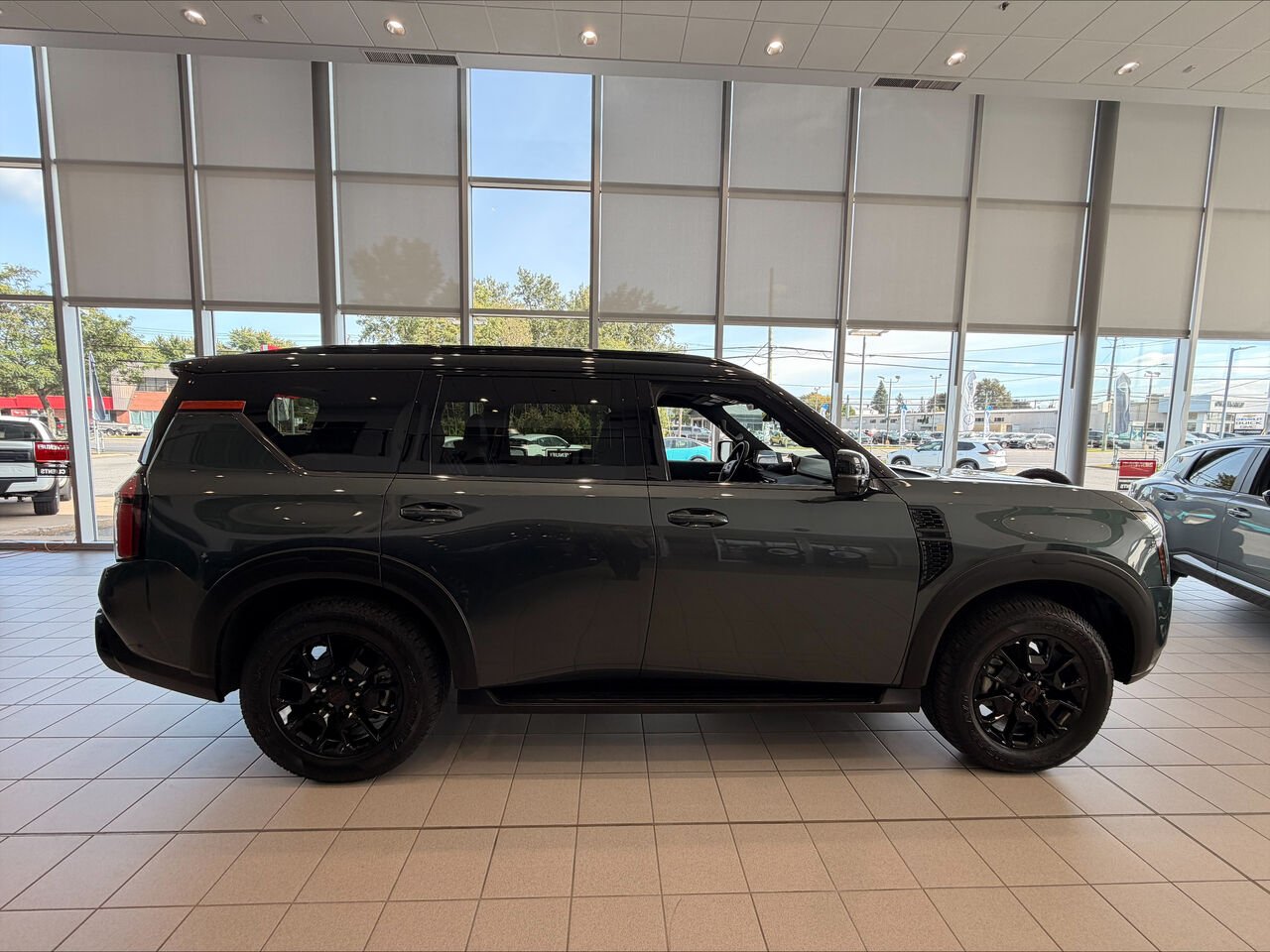 NISSAN Armada ARMADA PRO-4X 2026 Noir intense/Gris alpin Châteauguay - photo #2