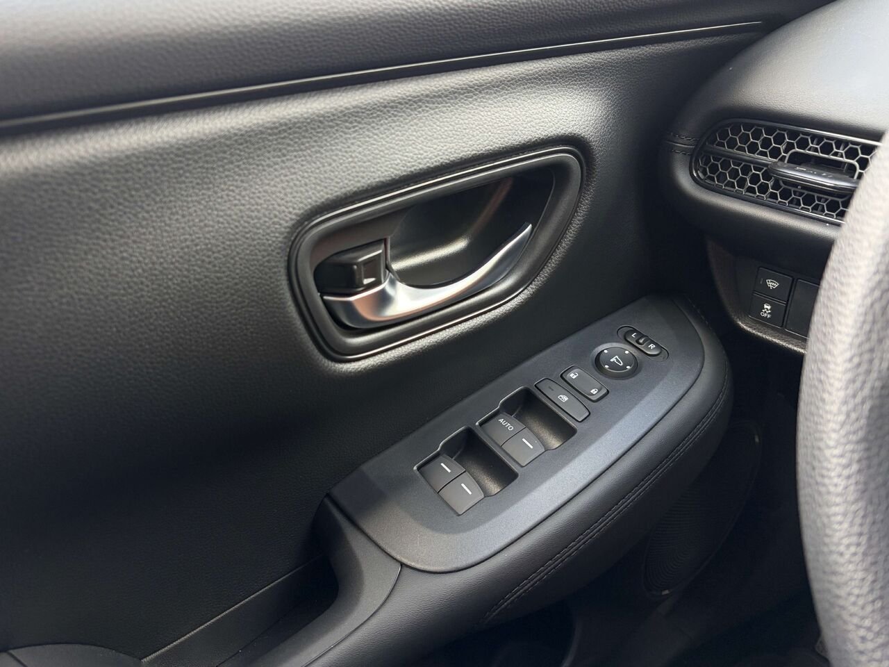 2027 Honda HR-V LX AWD CVT Silver Gatineau - photo #9
