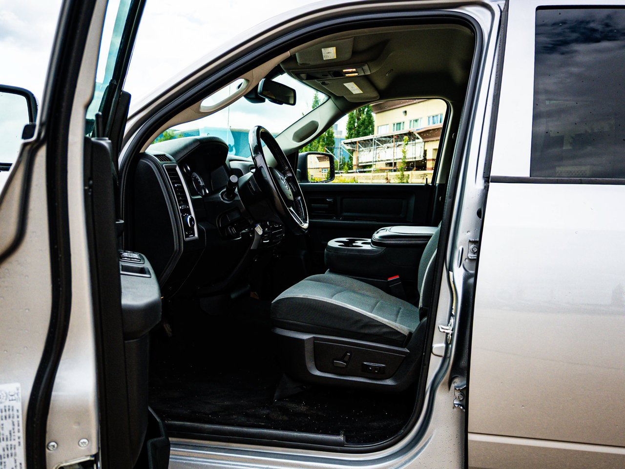 2021 Ram 1500 Classic Express 4x4 Crew Cab 5'7 Box Grey Sherwood Park - photo #15