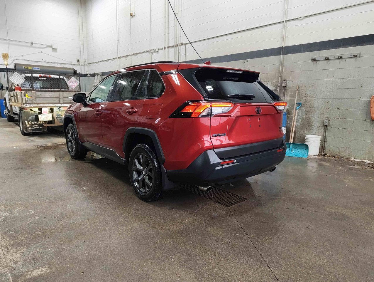 2022 Toyota RAV4 XLE AWD Red Sherwood Park - photo #4