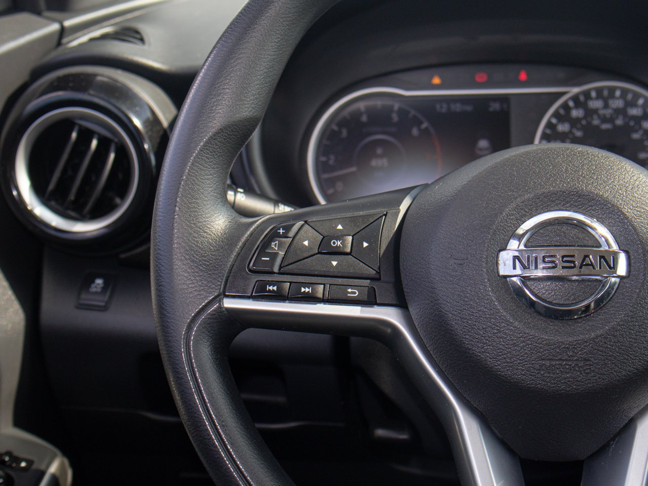 2019 Nissan Kicks SV FWD White Sherwood Park - photo #20