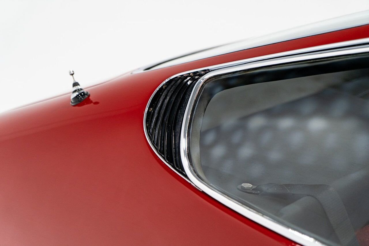 Ferrari 365 GTB4 Daytona 18,301 miles With Orig Books/Tools/ Carbs / Filter Box 1973 Rouge Montréal - photo #4