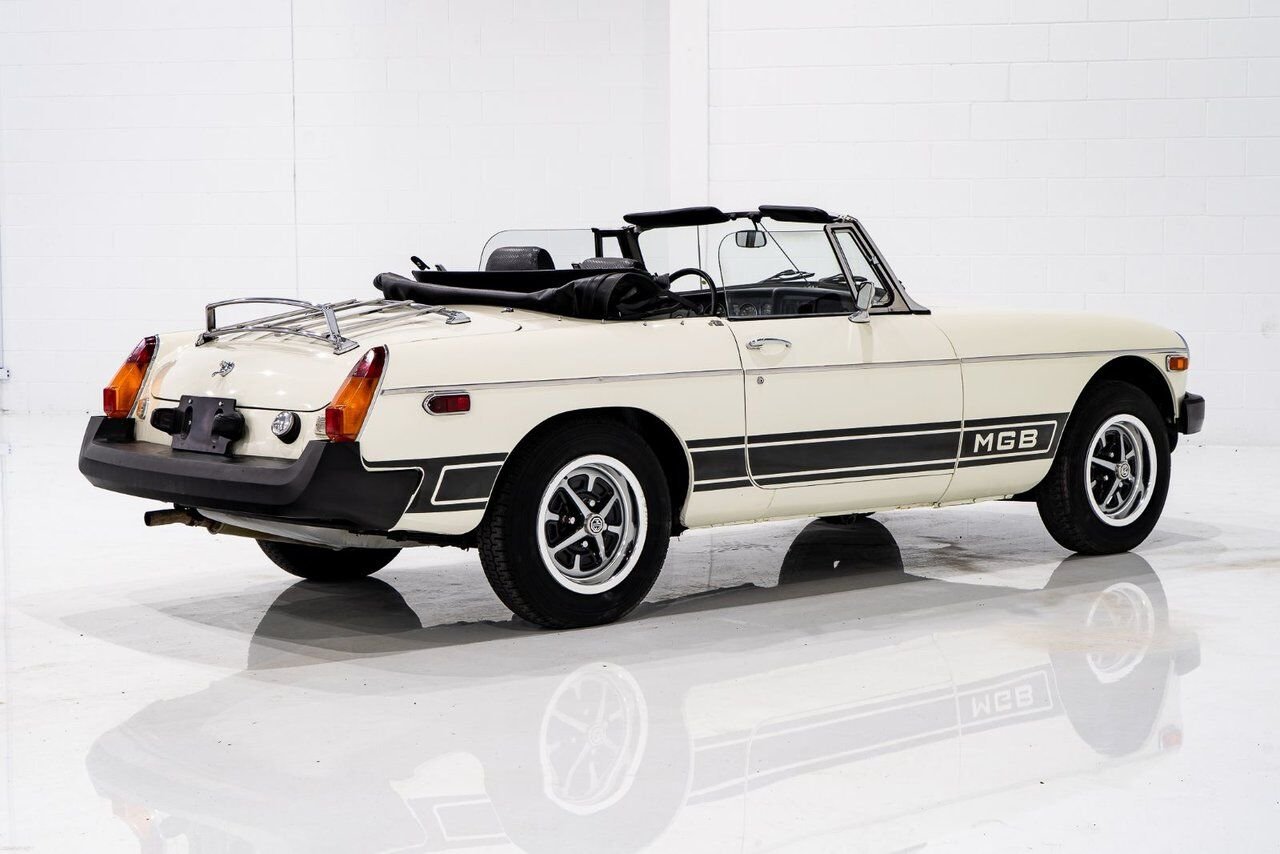 MG B Beautifully presented from former complete restoration 1979 Blanc Montréal - photo #61