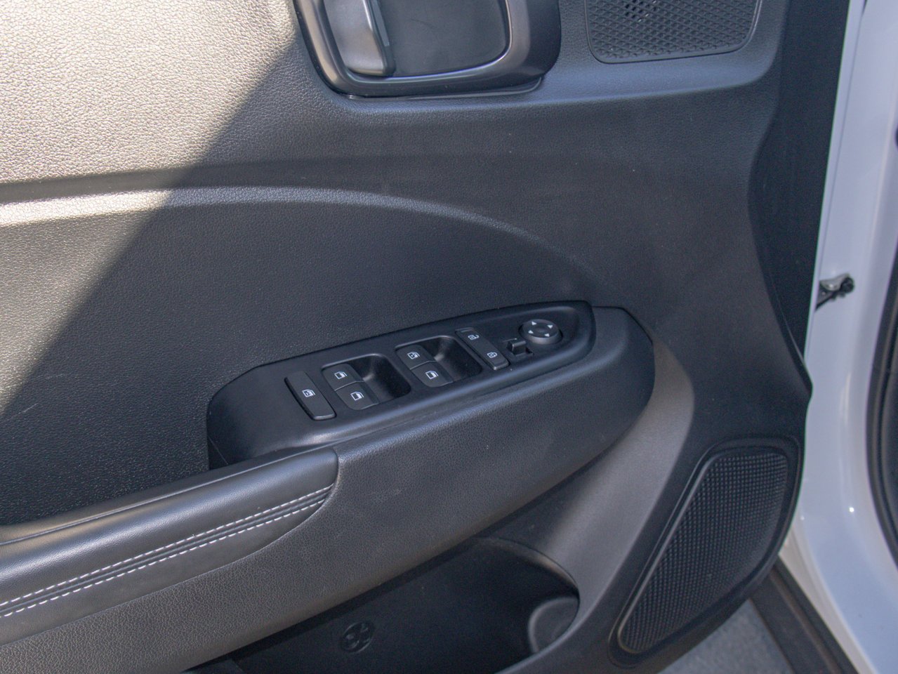 2024 Hyundai Venue Ultimate IVT w/Black Interior White Sherwood Park - photo #18