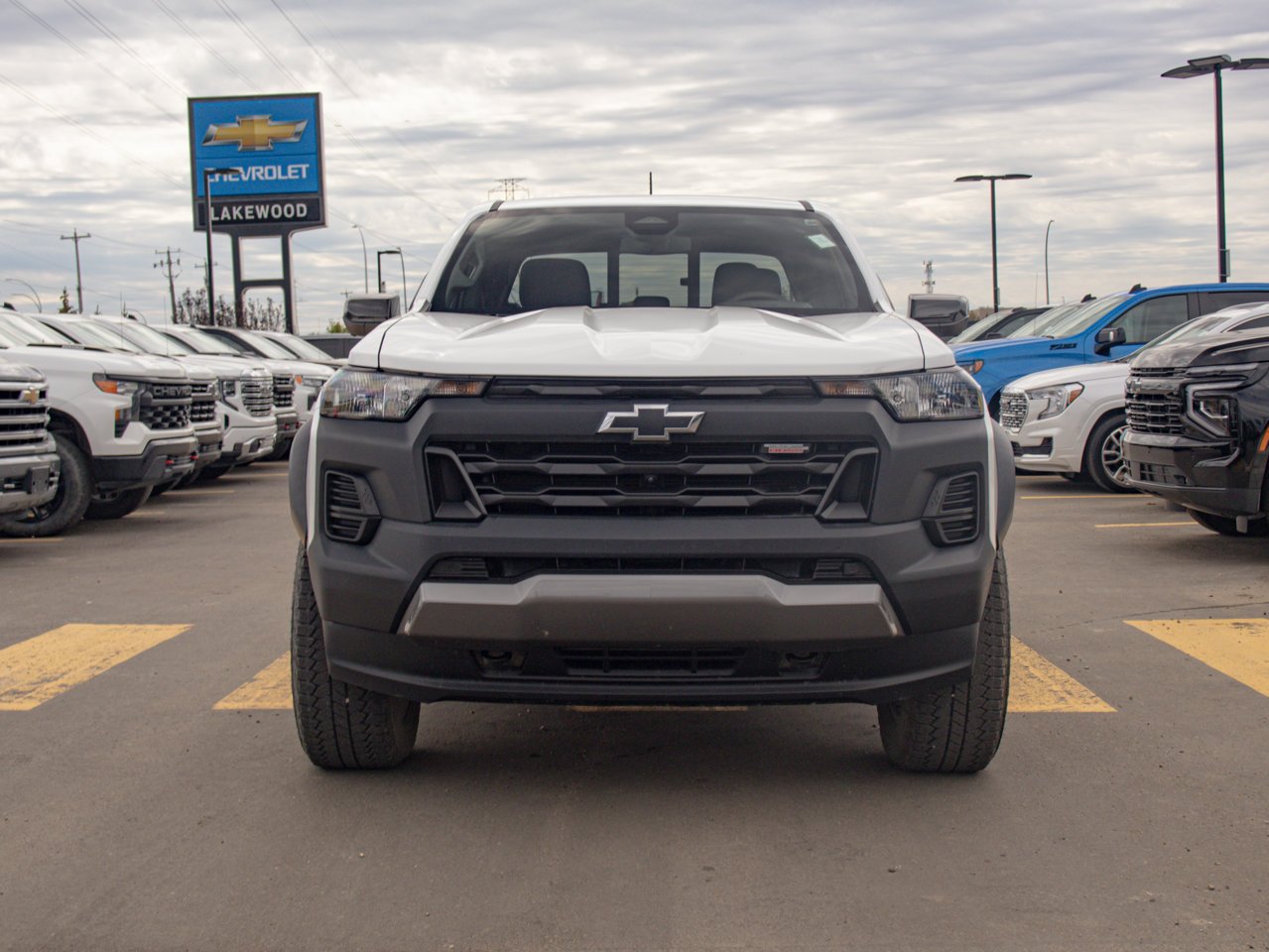 2023 Chevrolet Colorado 4WD Crew Cab Trail Boss White Sherwood Park - photo #2