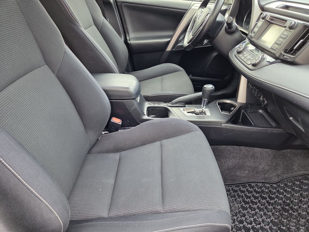 Toyota RAV4 Hybride 2016 Blanc Mont-Laurier - photo #11