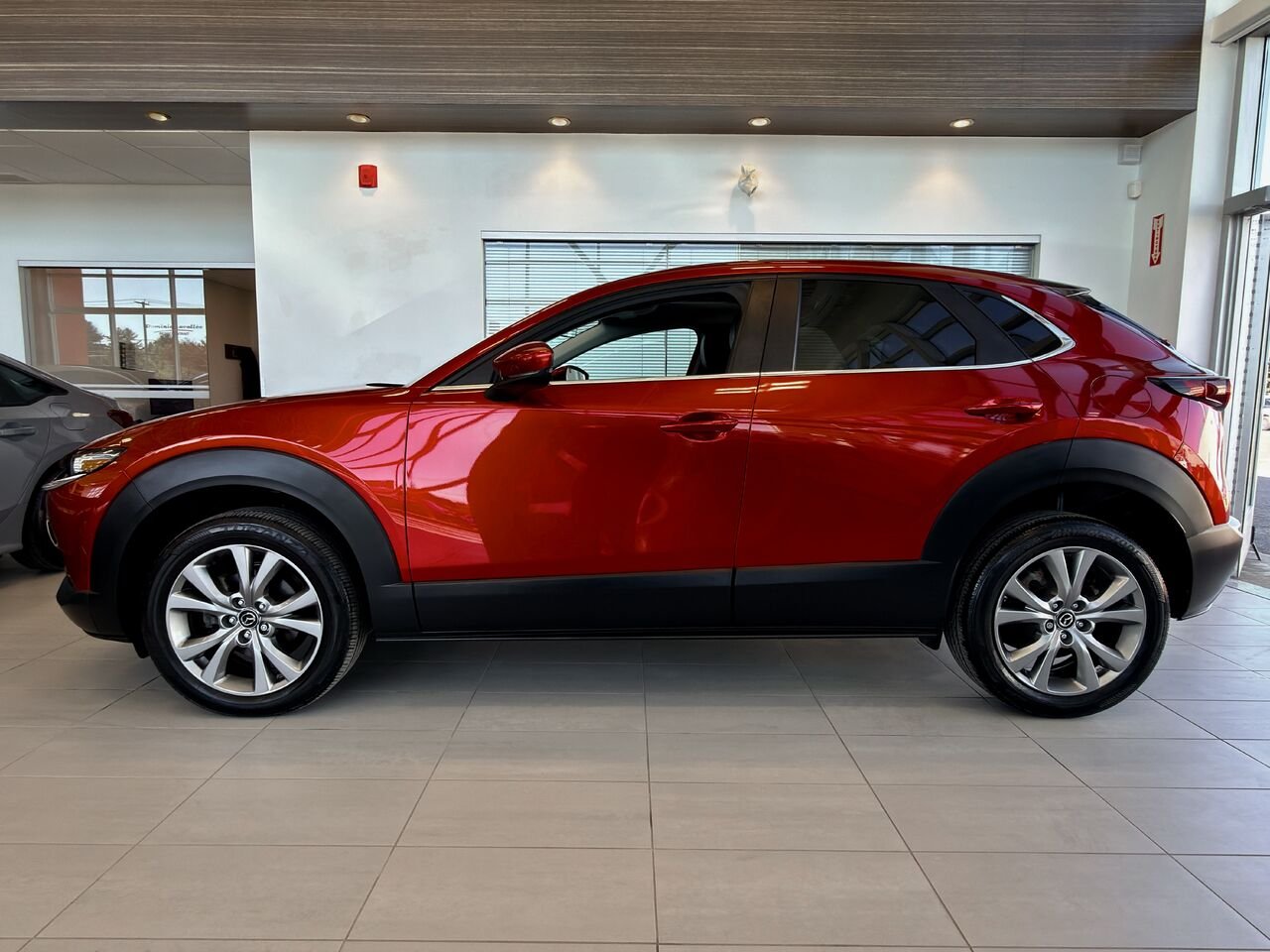 2022 Mazda CX-30 Red Notre-Dame-des-Prairies - photo #6